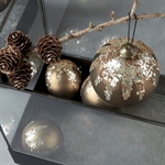 House Doctor julekugler Flake beige 8 cm nærbillede af dekoration - Fransenhome